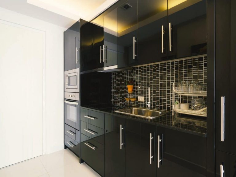 Stainless steel hardware and appliances add a touch of modernity to your home.